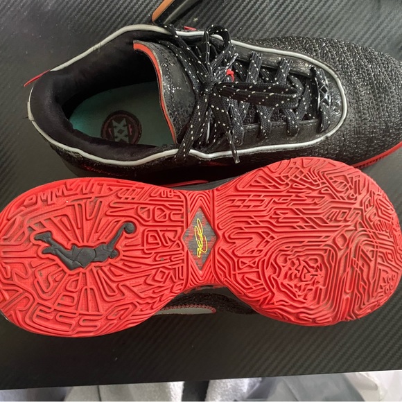 Lebron 20 150$ Size 9 - Picture 3 of 4
